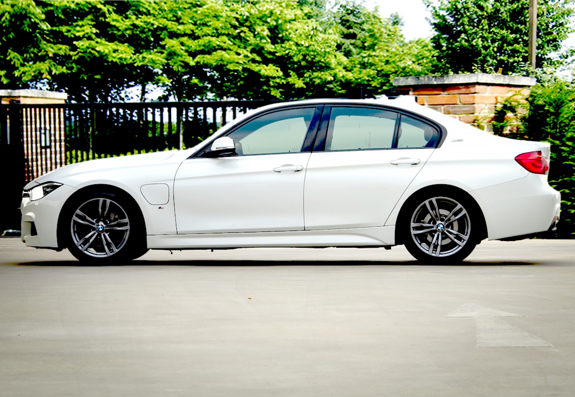 2018 BMW 330e M Sport Plug-In Hybrid รถเจ้าของมือเดียว รถศูนย์ BMW THAILAND Bsi ถึง 03/2023 หรือ 100,000 Km. (รูปที่ 16)