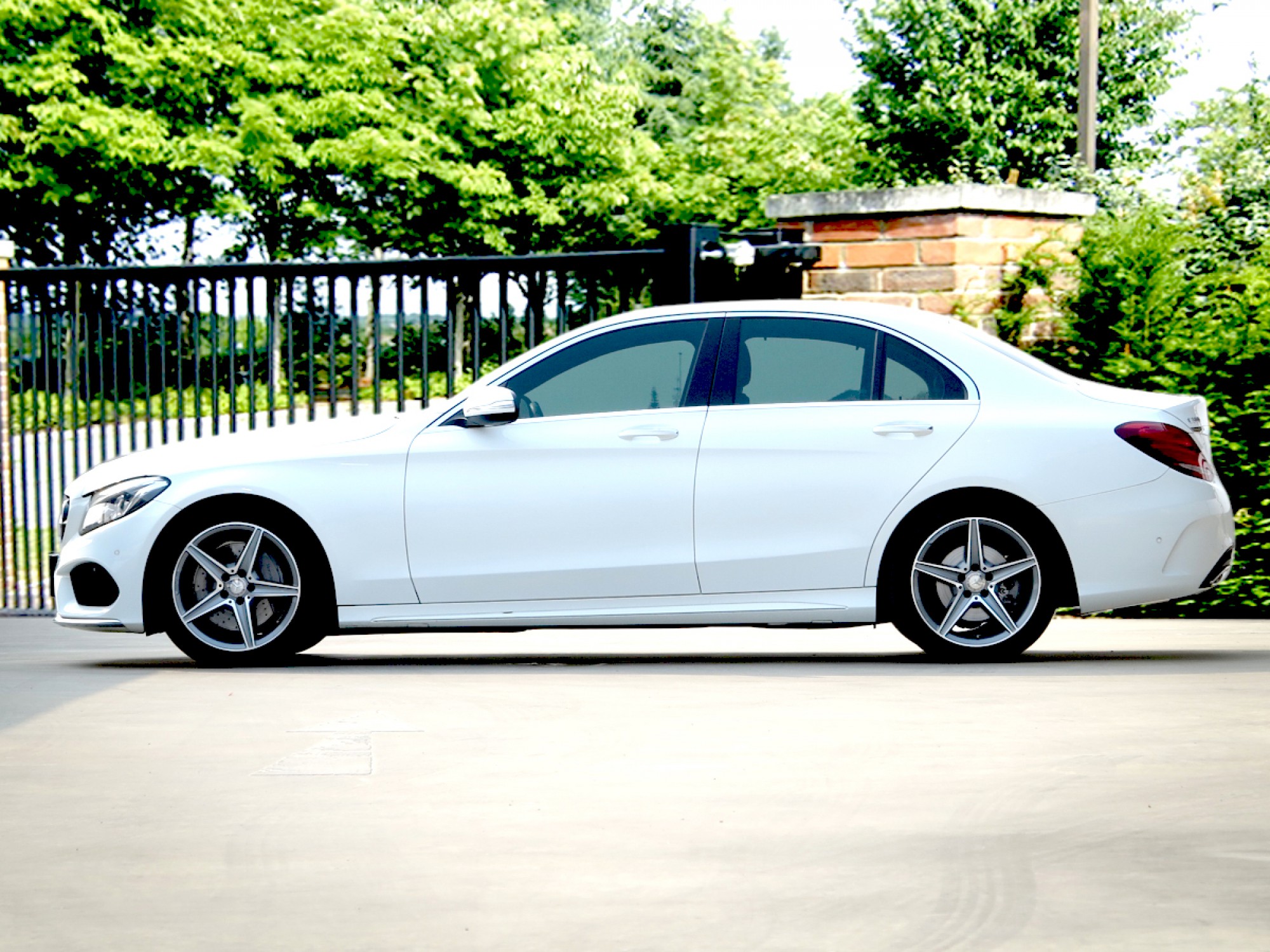 2016 MERCEDES BENZ C300 BLUETEC HYBRID AMG DYNAMIC เจ้าของมือเดียว รถศูนย์ Benz Thailand เลขไมล์น้อยมากๆ (รูปที่ 4)