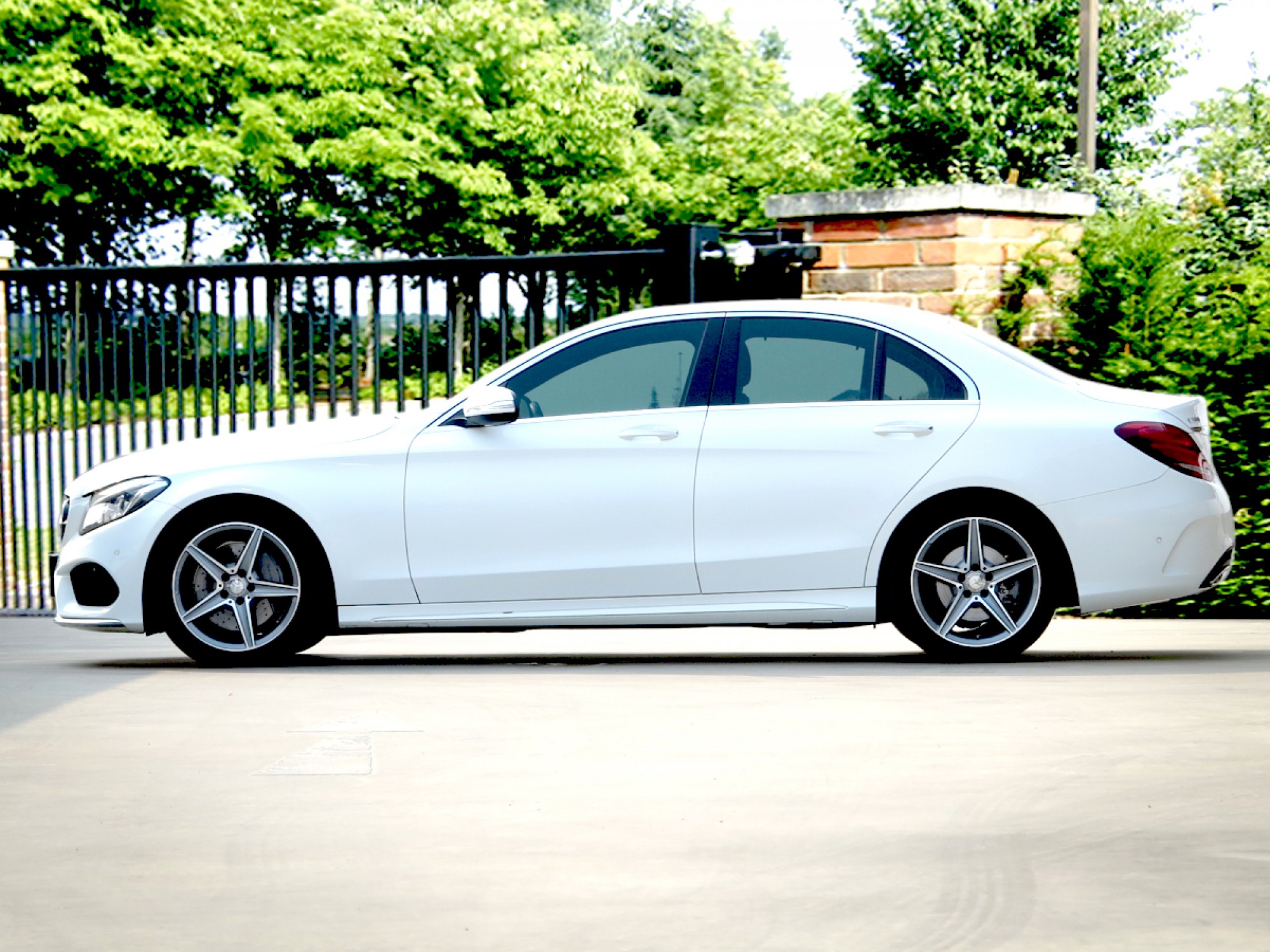 2016 MERCEDES BENZ C300 BLUETEC HYBRID AMG DYNAMIC เจ้าของมือเดียว รถศูนย์ Benz Thailand เลขไมล์น้อยมากๆ