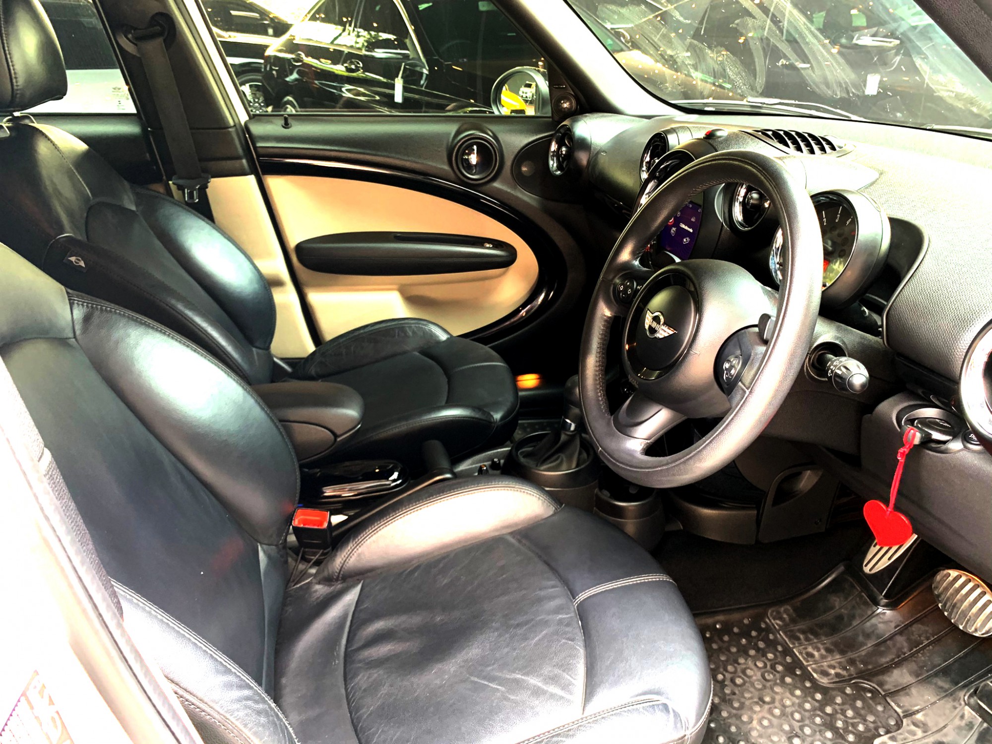 Mini Cooper SD ALL4 Countryman 2015 ไมล์ 63,xxx km รถศูนย์ Millenium Auto (รูปที่ 4)