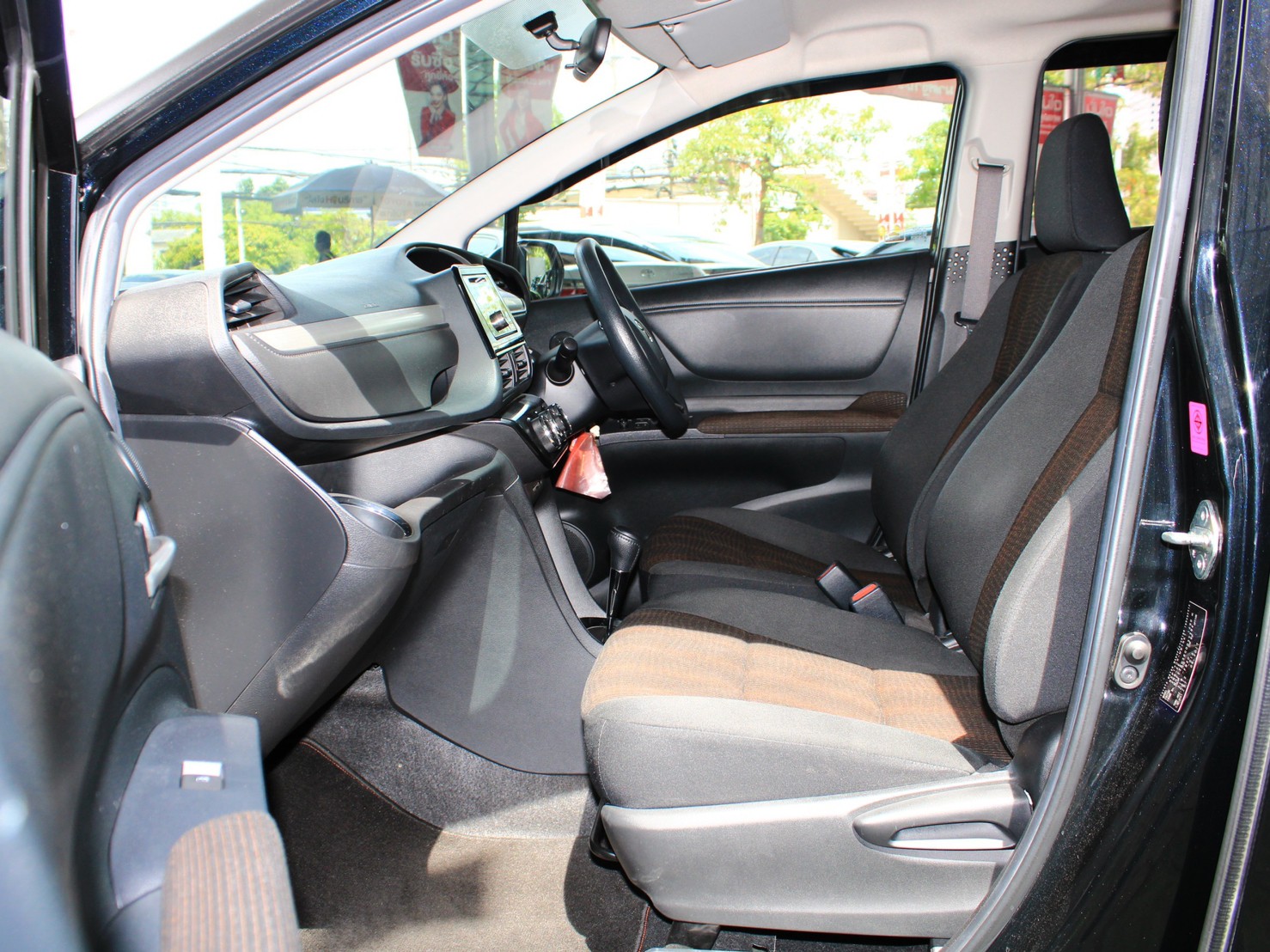 Toyota Sienta 1.5 G 2017 เกียร์ Auto (รูปที่ 6)