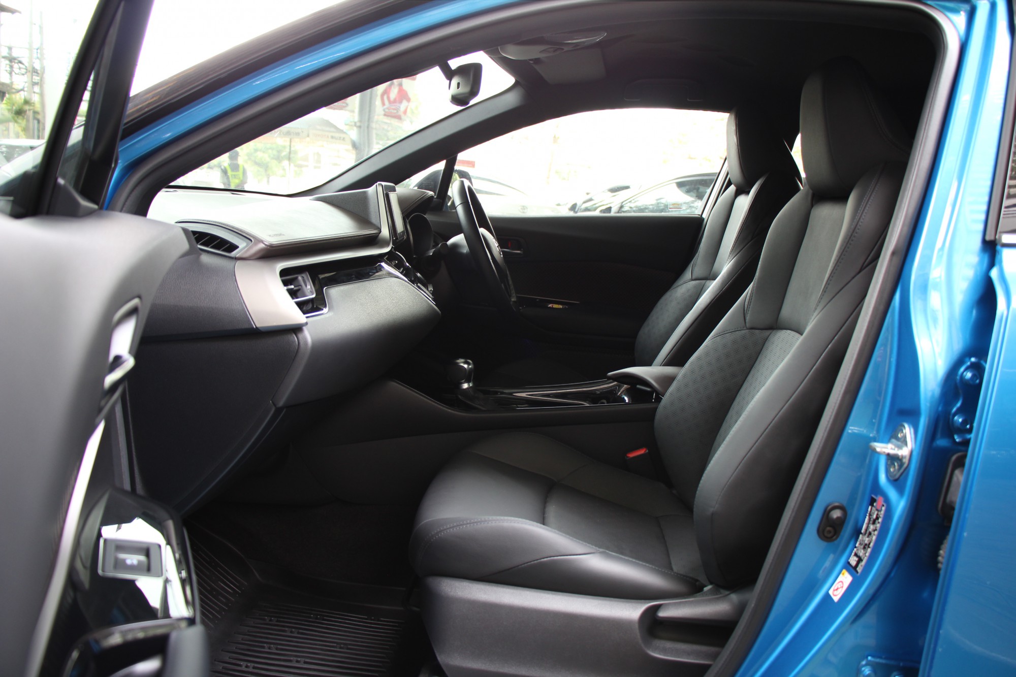 Toyota C-HR HV HI A/T ปี2018 (รูปที่ 6)