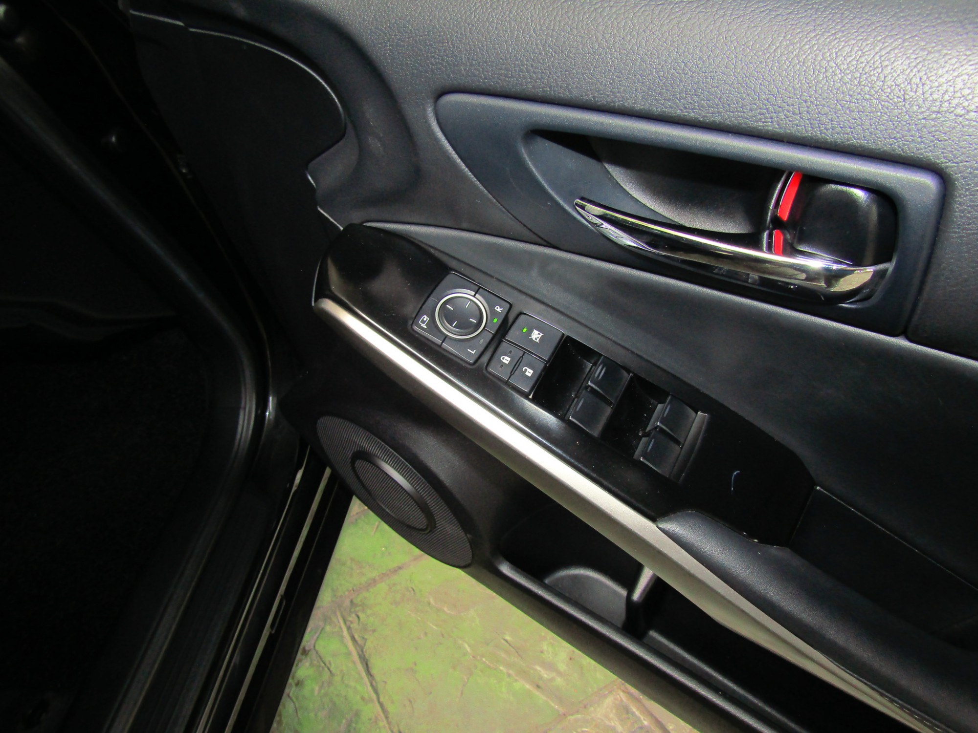 LEXUS IS300h 2.5 HV A/T 2015 (รูปที่ 17)