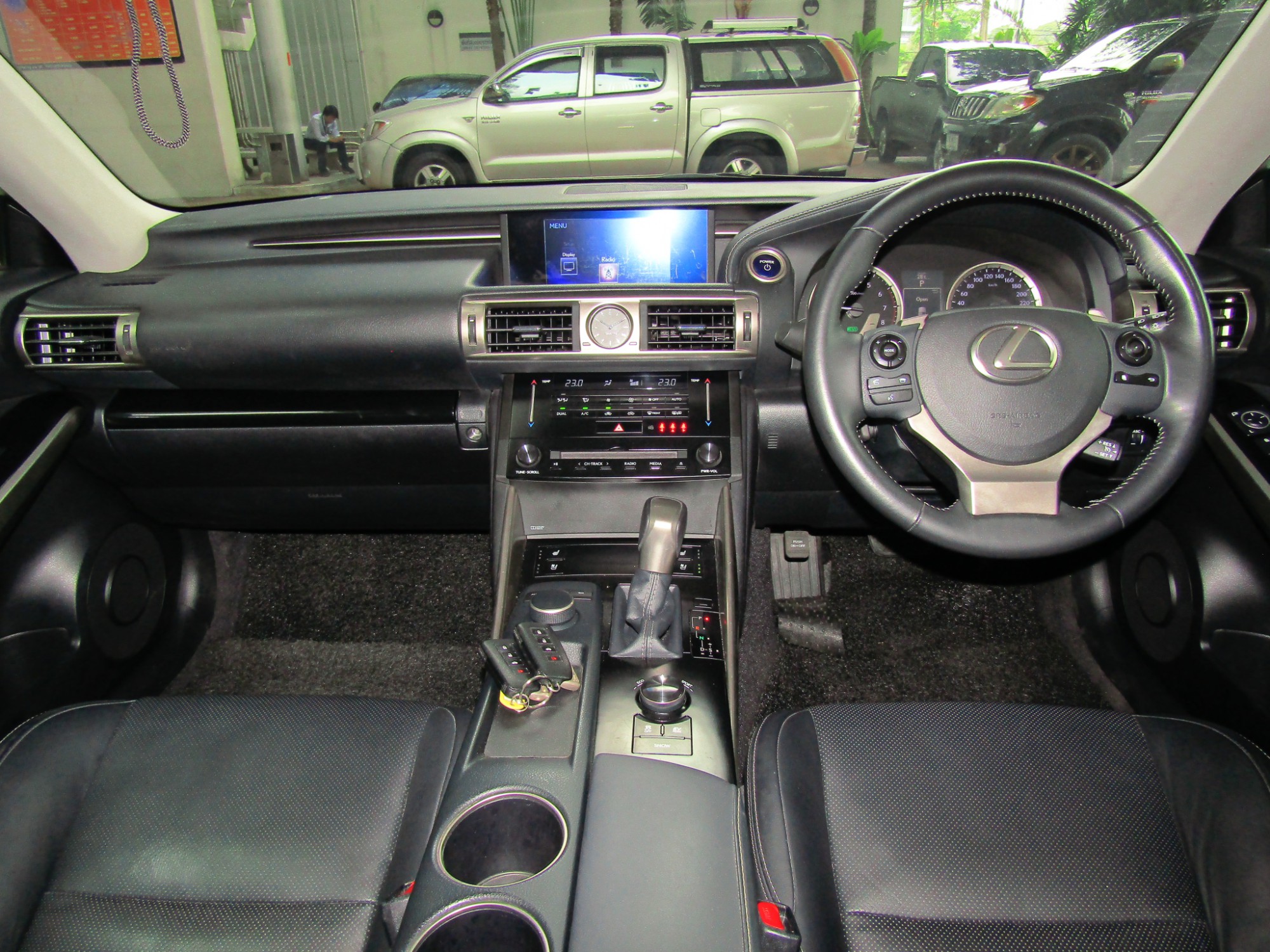 LEXUS IS300h 2.5 HV A/T 2015 (รูปที่ 9)