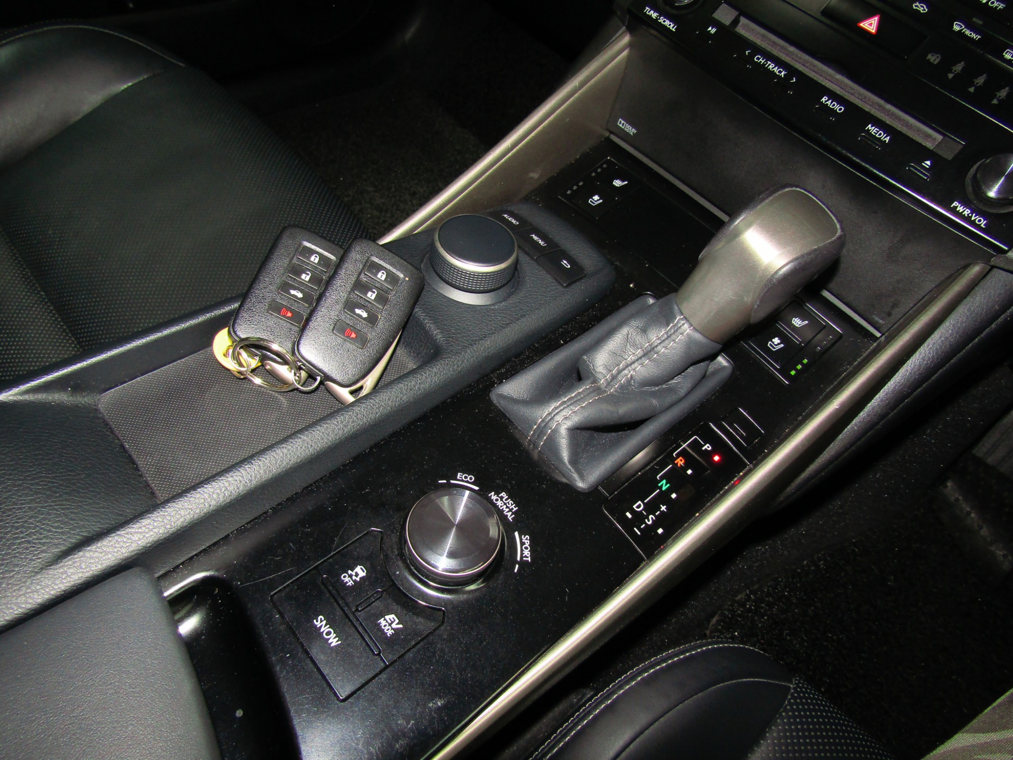 LEXUS IS300h 2.5 HV A/T 2015 (รูปที่ 15)