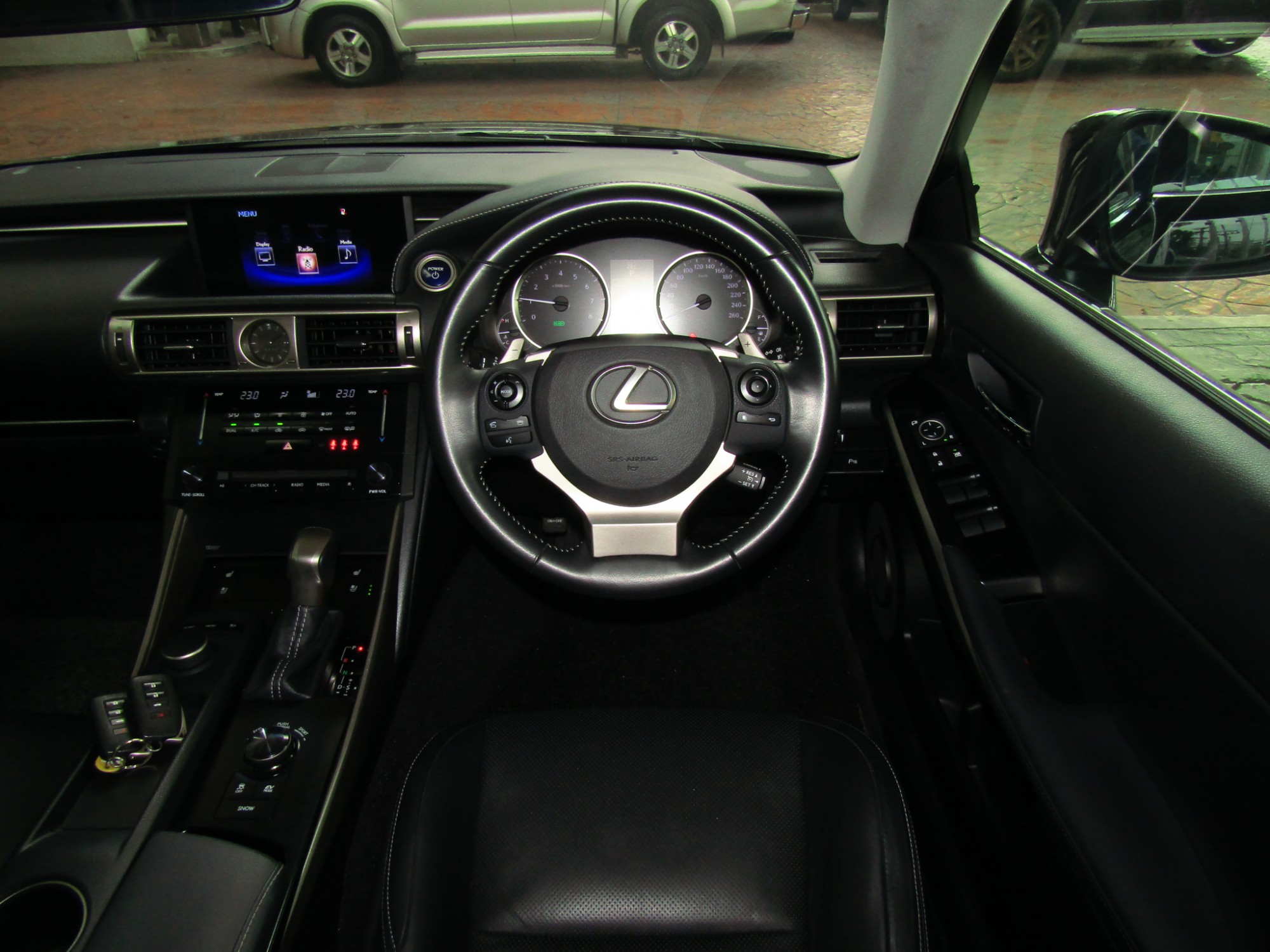 LEXUS IS300h 2.5 HV A/T 2015 (รูปที่ 10)