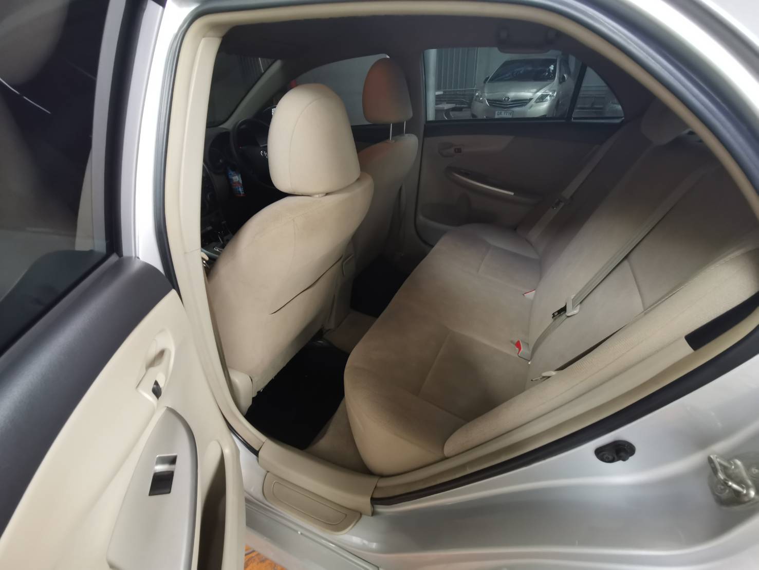 TOYOTA ALTIS 1.6 E A/T ปี2011 (รูปที่ 9)