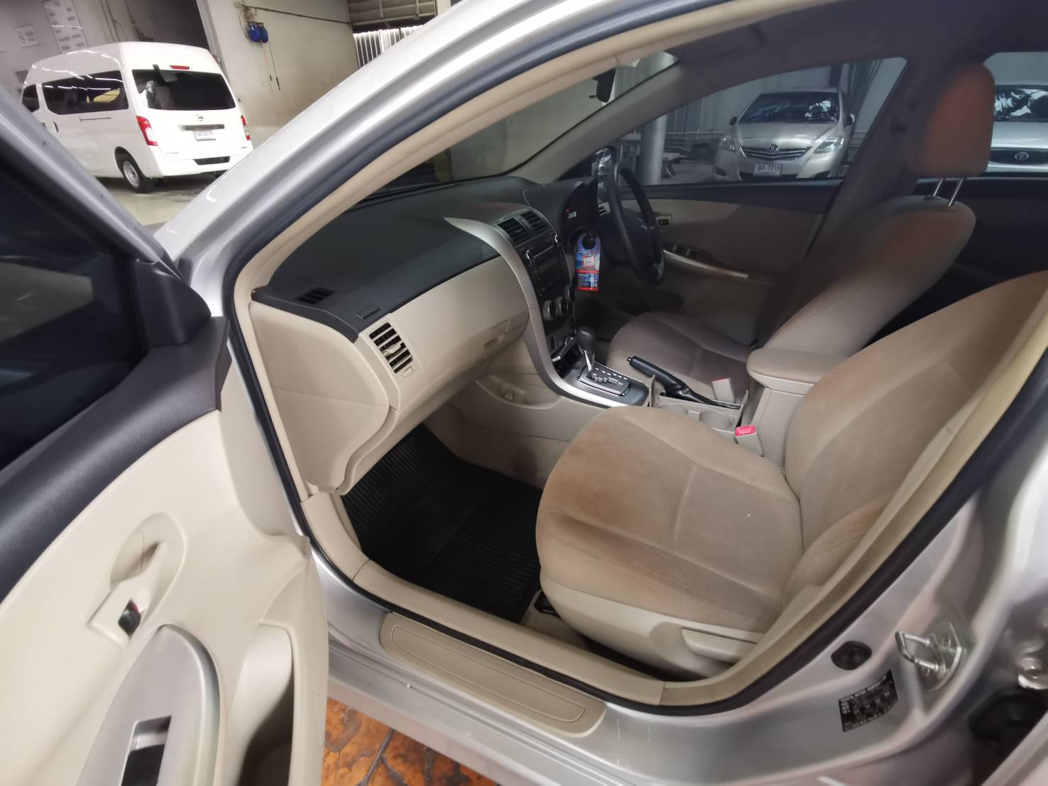 TOYOTA ALTIS 1.6 E A/T ปี2011 (รูปที่ 8)