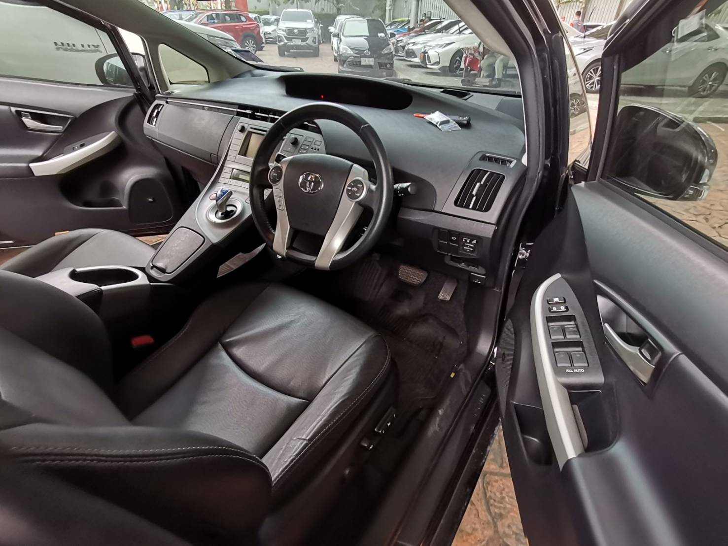 TOYOTA PRIUS 1.8 TOP GRADE A/T ปี2013 (รูปที่ 5)