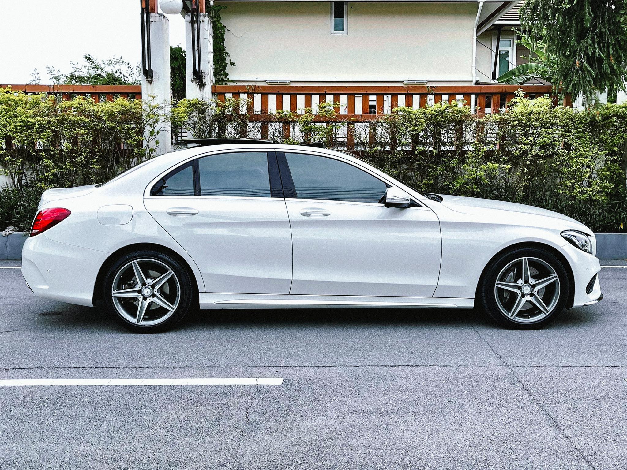 Mercedes Benz C300 AMG BLUETEC Hybrid มือเดียว สวยสะเทือนเลยคันนี้ (รูปที่ 4)