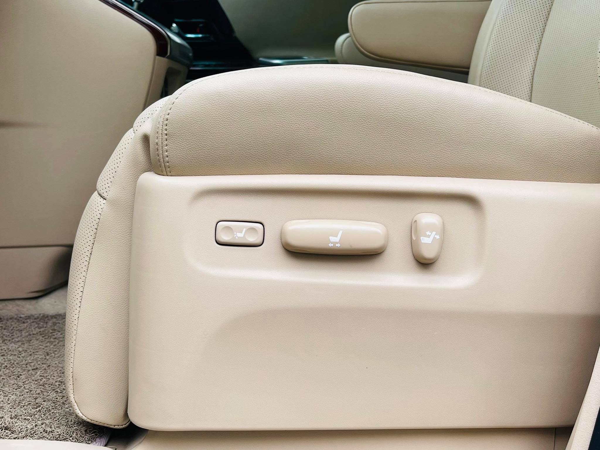 Toyota Vellfire 2.4 v คันนี้บอกตรงๆเลยคะ สวยจริง ควรค่าแก่การรอคอย (รูปที่ 16)