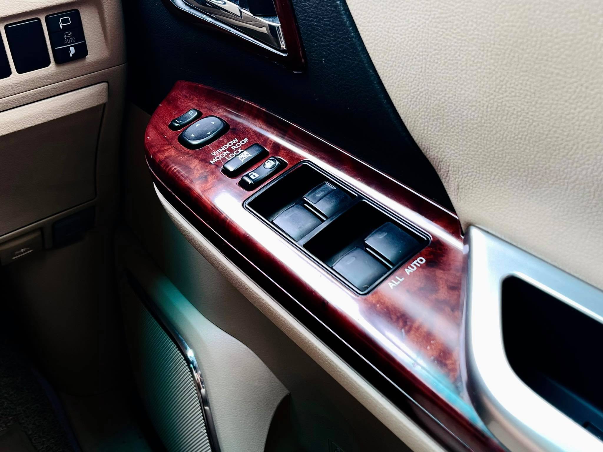 Toyota Vellfire 2.4 v คันนี้บอกตรงๆเลยคะ สวยจริง ควรค่าแก่การรอคอย (รูปที่ 23)