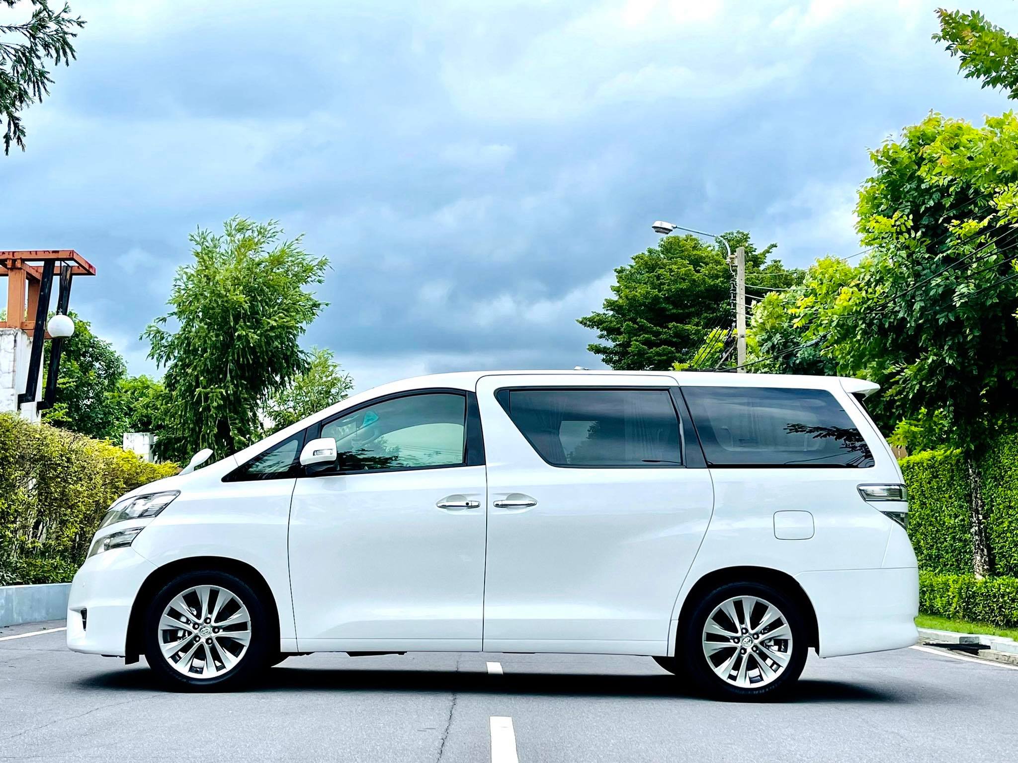 Toyota Vellfire 2.4 v คันนี้บอกตรงๆเลยคะ สวยจริง ควรค่าแก่การรอคอย