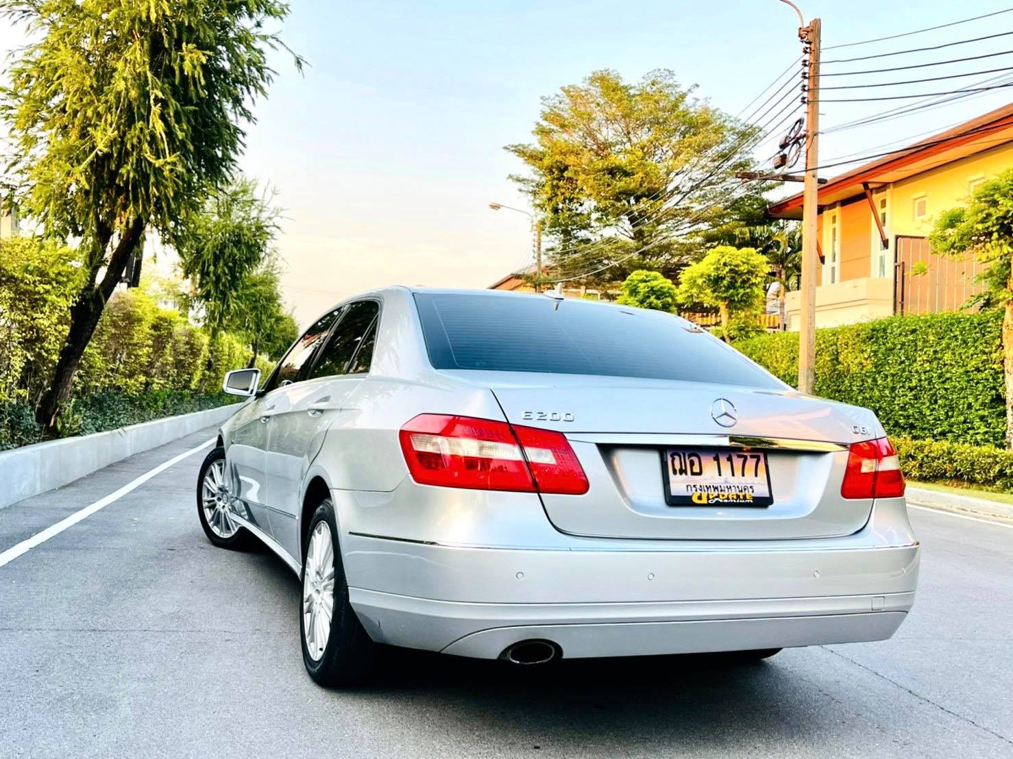Mercedes Benz E200 CGI รถศูนย์ สวยจัด เหลียวหลังแทบสะดุด (รูปที่ 6)