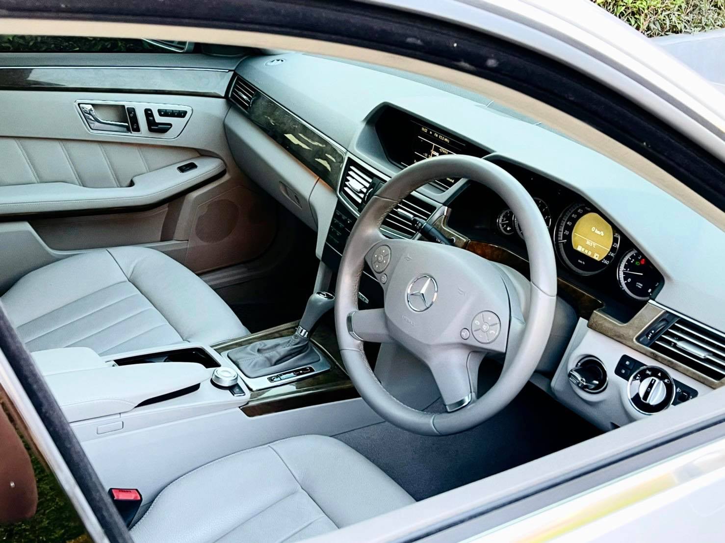 Mercedes Benz E200 CGI รถศูนย์ สวยจัด เหลียวหลังแทบสะดุด (รูปที่ 11)