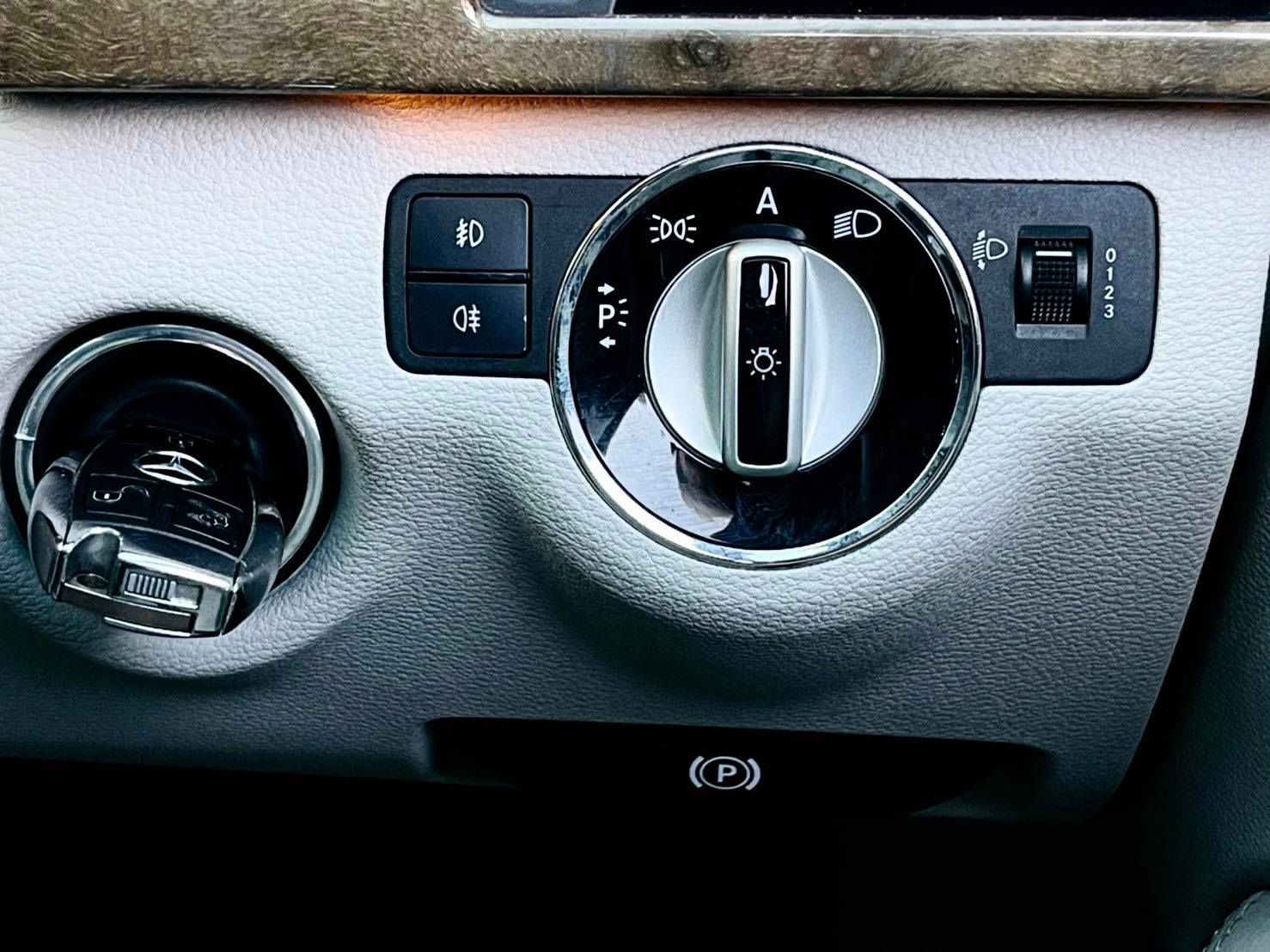 Mercedes Benz E200 CGI รถศูนย์ สวยจัด เหลียวหลังแทบสะดุด (รูปที่ 20)