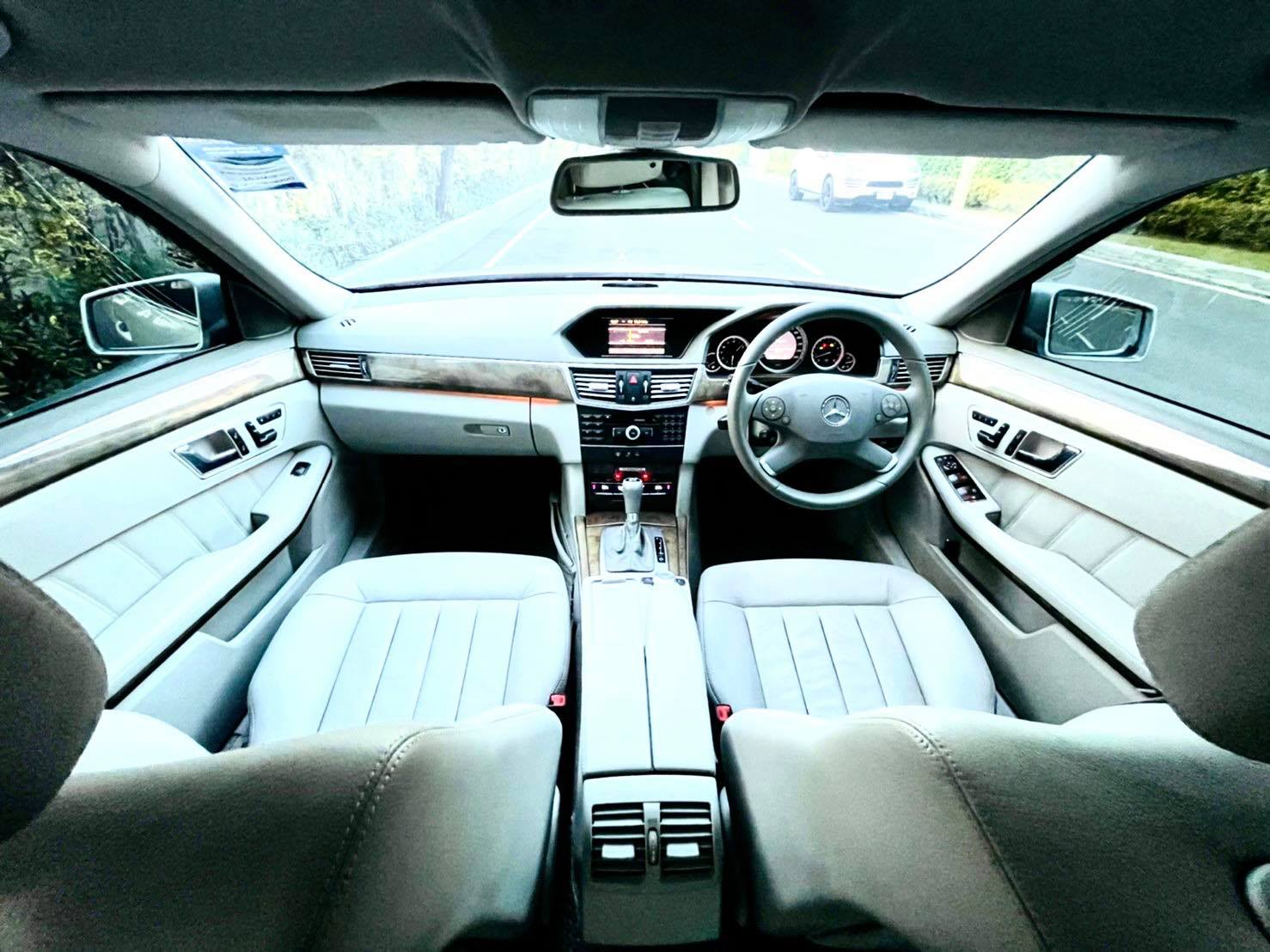 Mercedes Benz E200 CGI รถศูนย์ สวยจัด เหลียวหลังแทบสะดุด (รูปที่ 10)