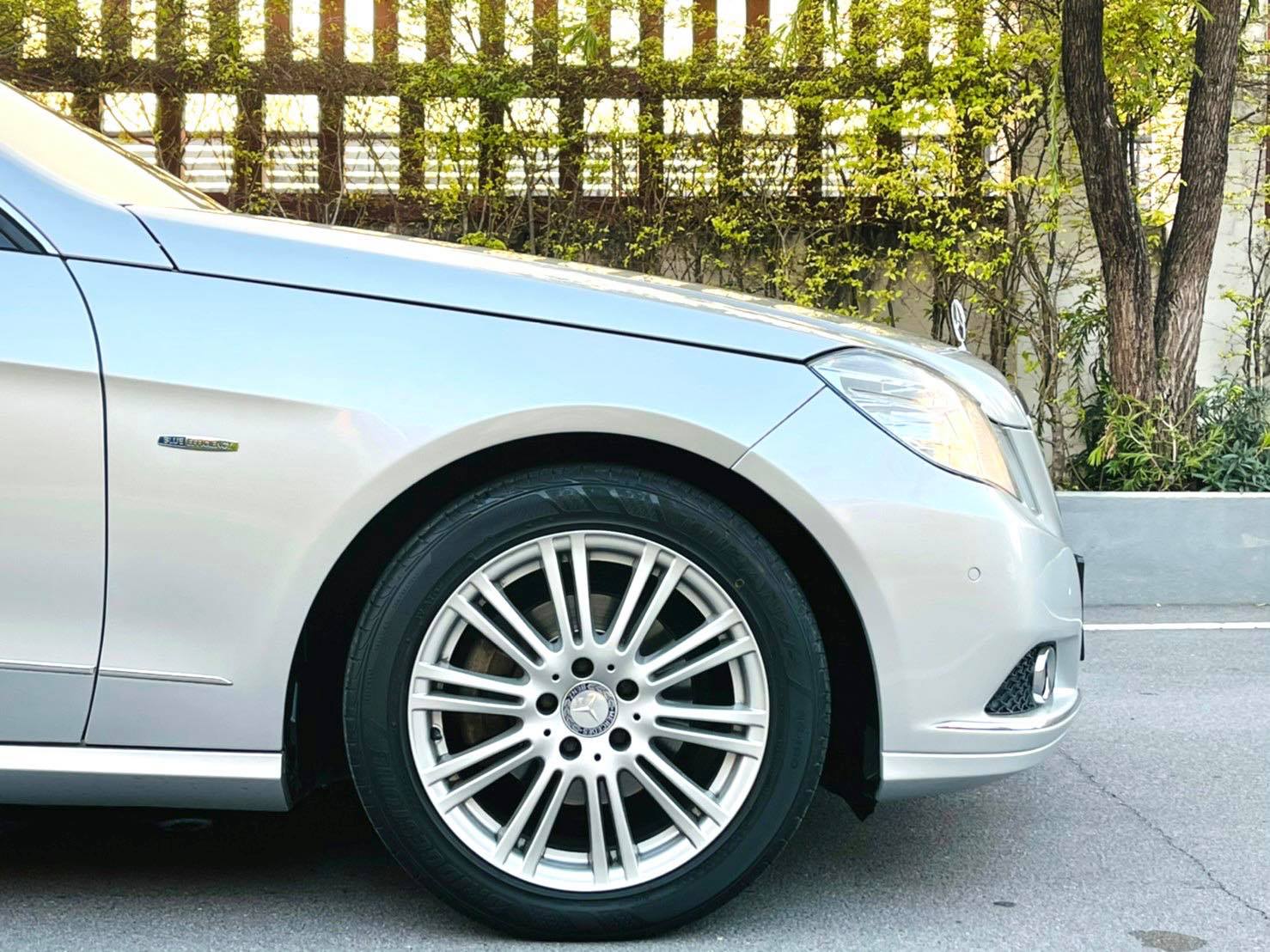 Mercedes Benz E200 CGI รถศูนย์ สวยจัด เหลียวหลังแทบสะดุด (รูปที่ 3)