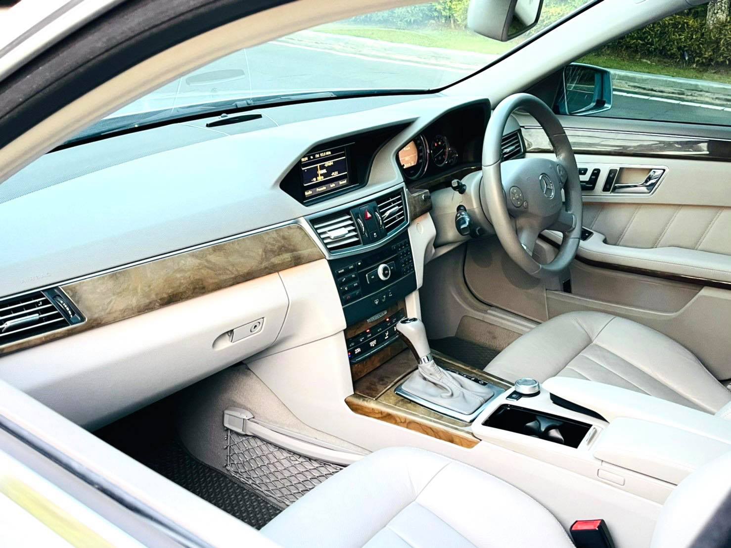 Mercedes Benz E200 CGI รถศูนย์ สวยจัด เหลียวหลังแทบสะดุด (รูปที่ 12)
