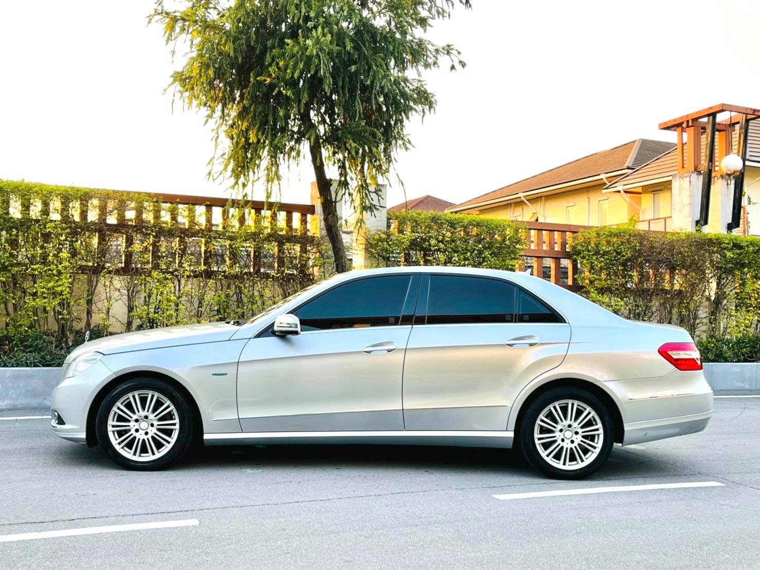 Mercedes Benz E200 CGI รถศูนย์ สวยจัด เหลียวหลังแทบสะดุด (รูปที่ 8)