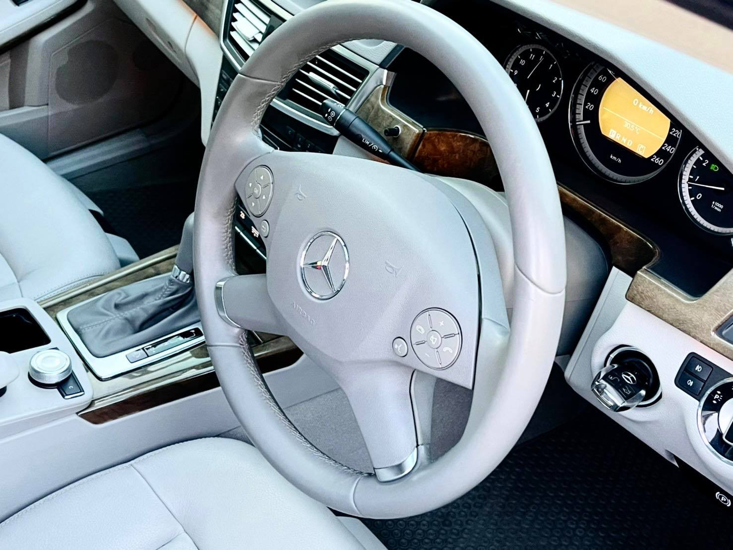 Mercedes Benz E200 CGI รถศูนย์ สวยจัด เหลียวหลังแทบสะดุด (รูปที่ 13)
