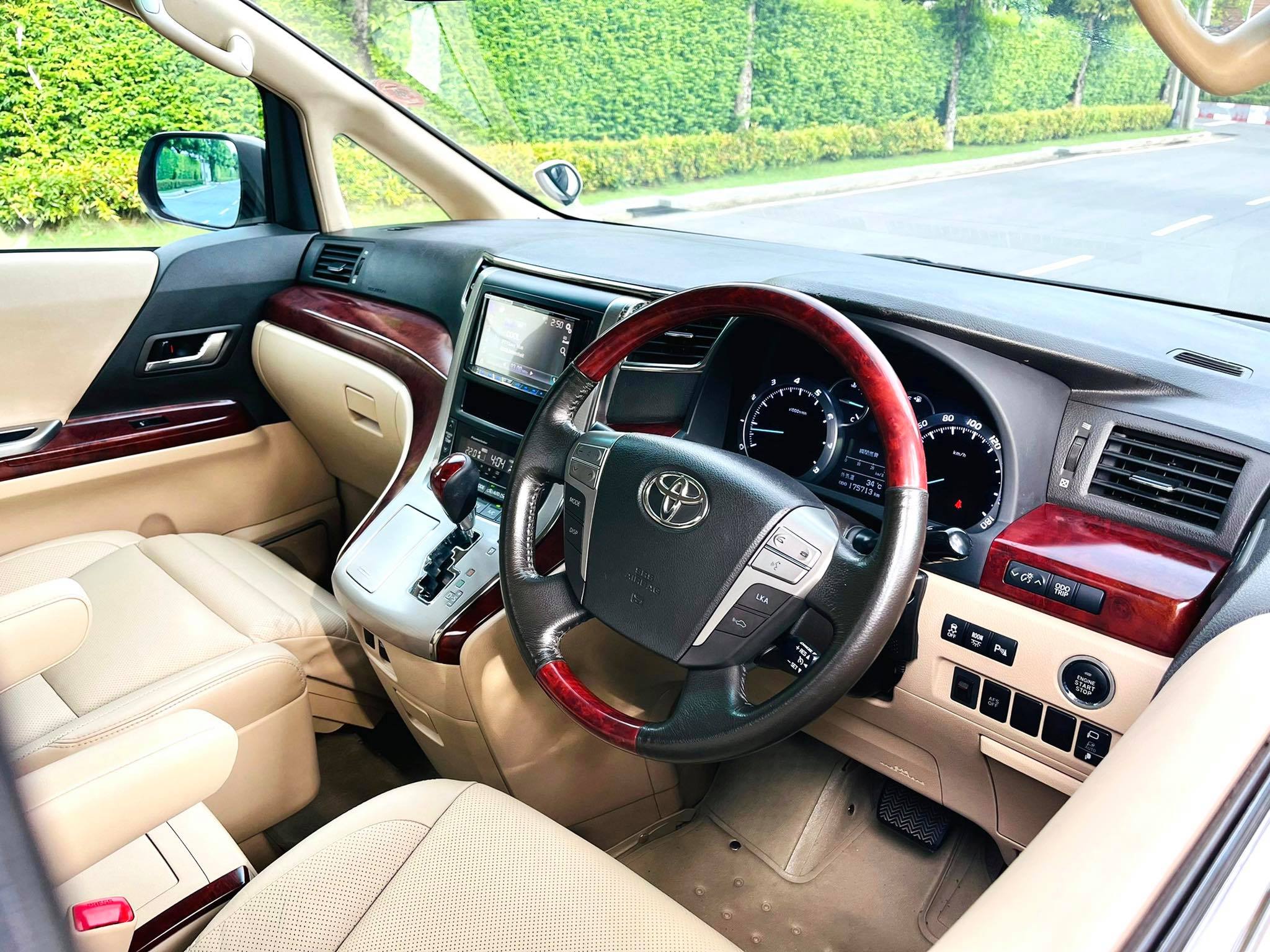 Toyota Alphard SC 3.5V เบาะมิกกี้ สวยจัดเลยคะ รถบ้านแนะนำเลยค่ะ (รูปที่ 11)