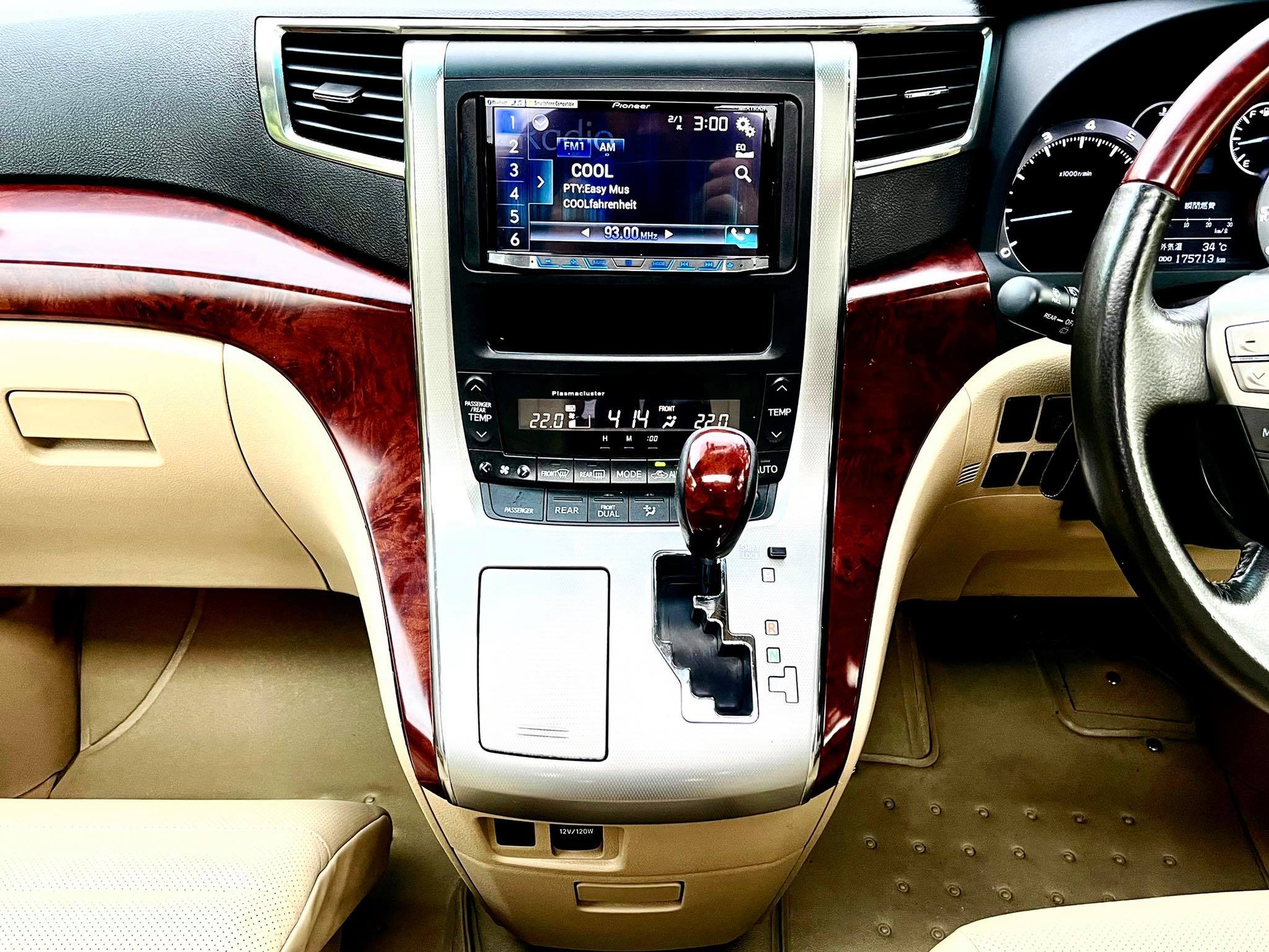 Toyota Alphard SC 3.5V เบาะมิกกี้ สวยจัดเลยคะ รถบ้านแนะนำเลยค่ะ