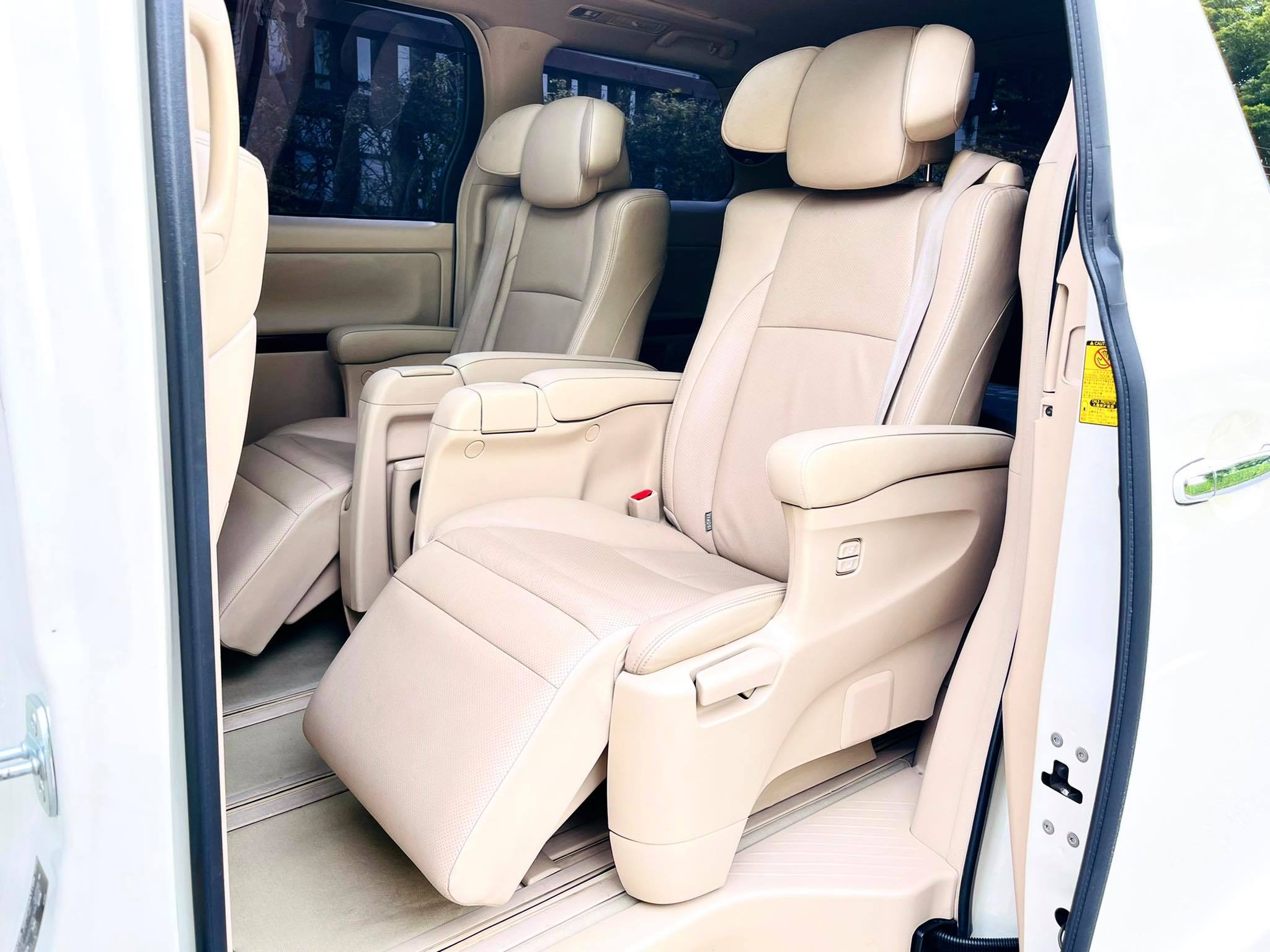 Toyota Alphard SC 3.5V เบาะมิกกี้ สวยจัดเลยคะ รถบ้านแนะนำเลยค่ะ