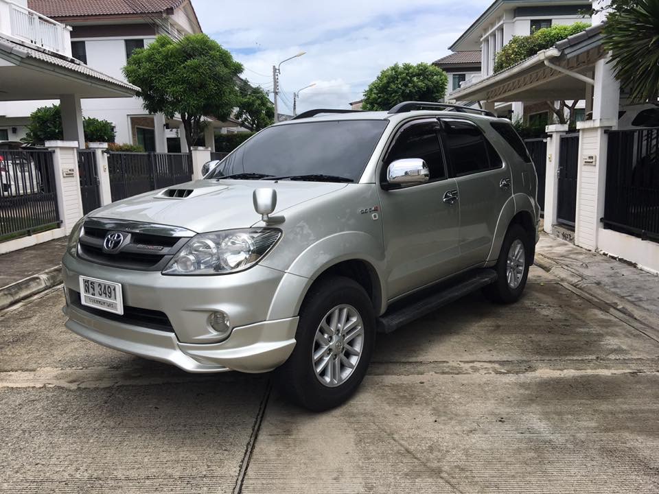 Toyota Fortuner GEN 1 โฉม 2004-2008 ปี 2006 สีเงิน