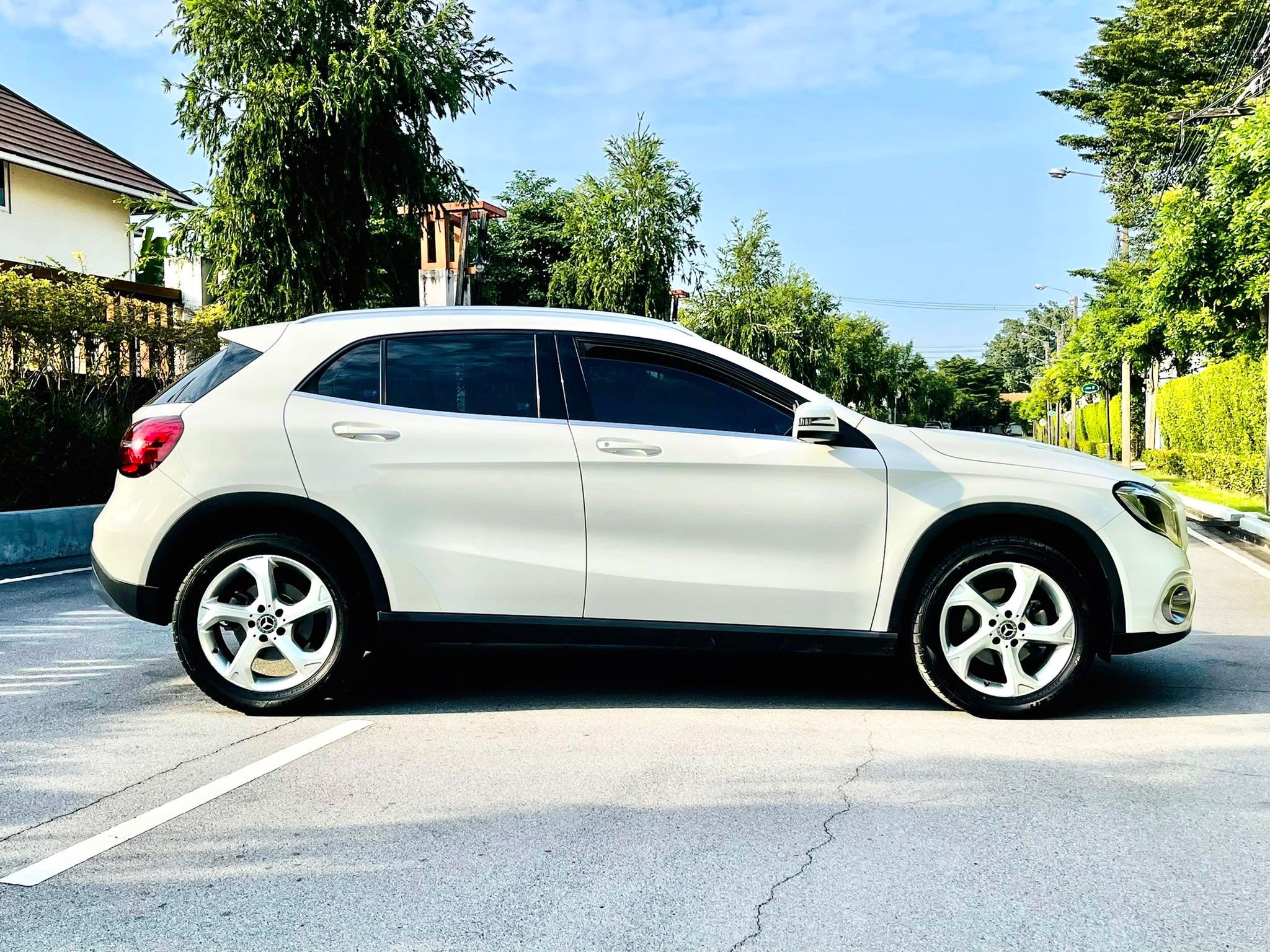 Mercedes Benz GLA200 Minorchang ไมล์น้อย สภาพ ป้ายแดงเลยคะ (รูปที่ 2)