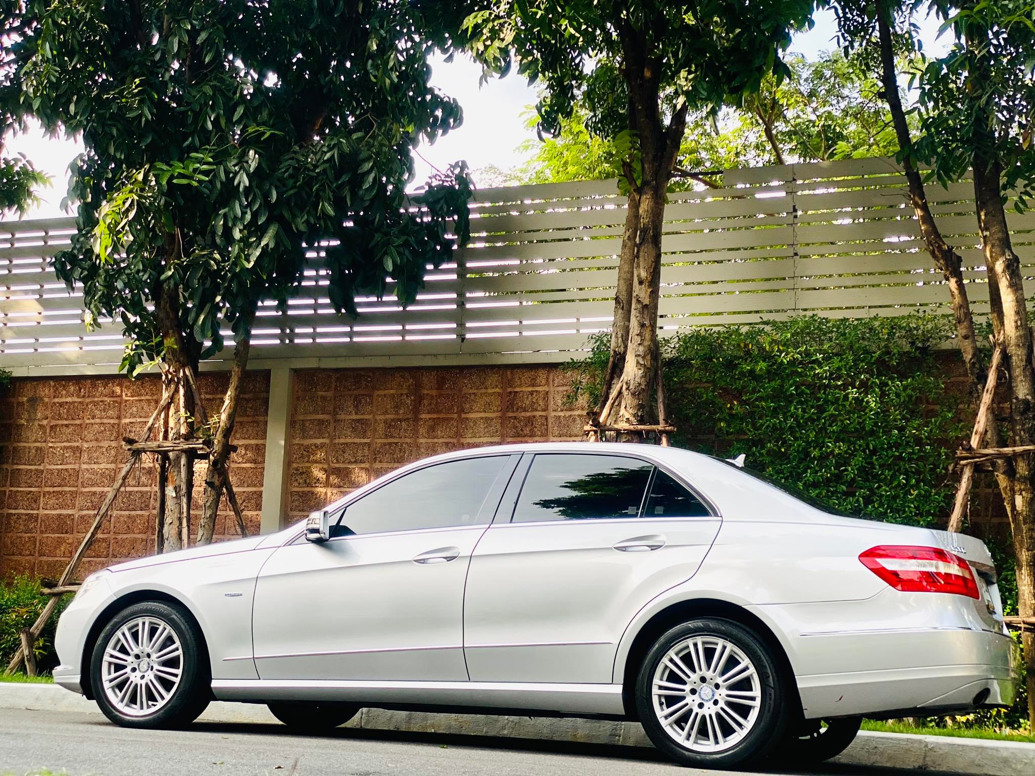 Mercedes Benz E200 CGI รถศูนย์ สวยยอม (รูปที่ 30)