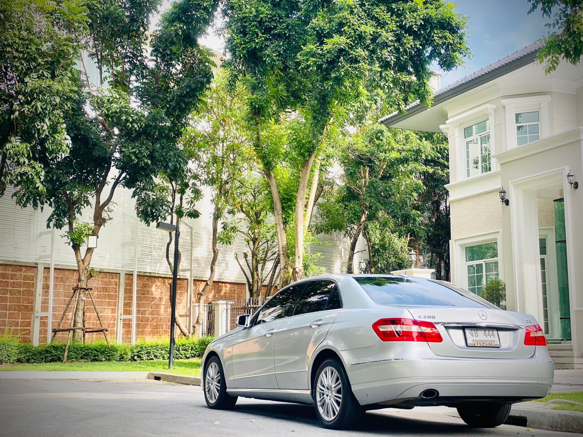 Mercedes Benz E200 CGI รถศูนย์ สวยยอม