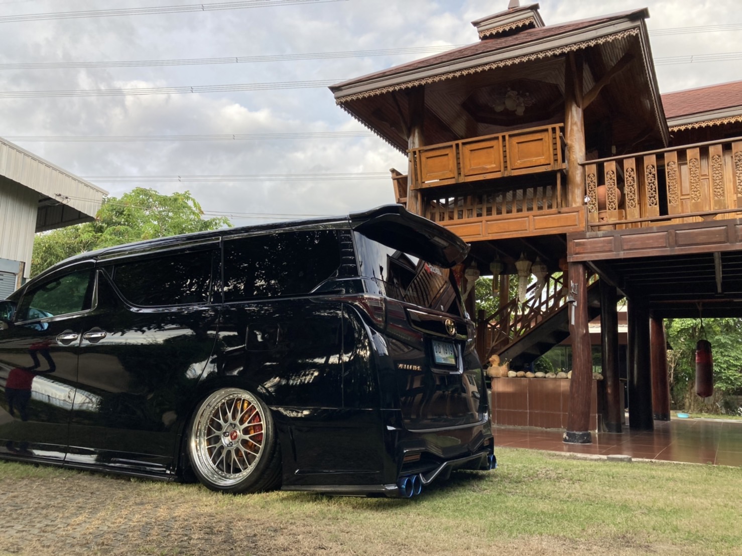 2015 Toyota Vellfire สีดำ (รูปที่ 2)