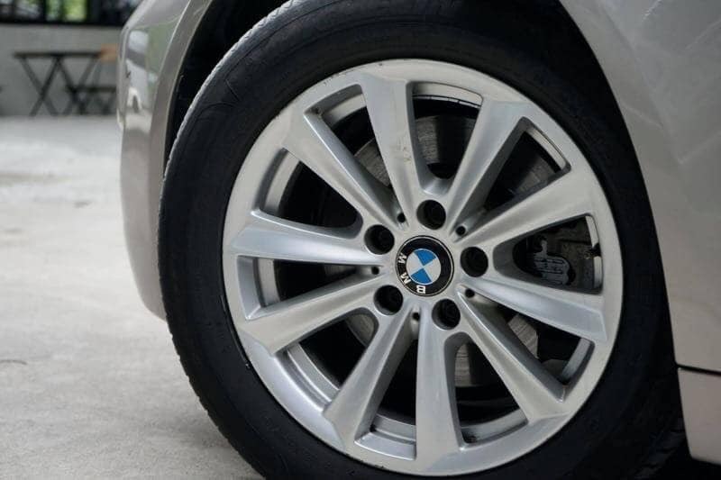 BMW 5 Series Gen6 F10 520i ปี 2013 สีเงิน (รูปที่ 5)