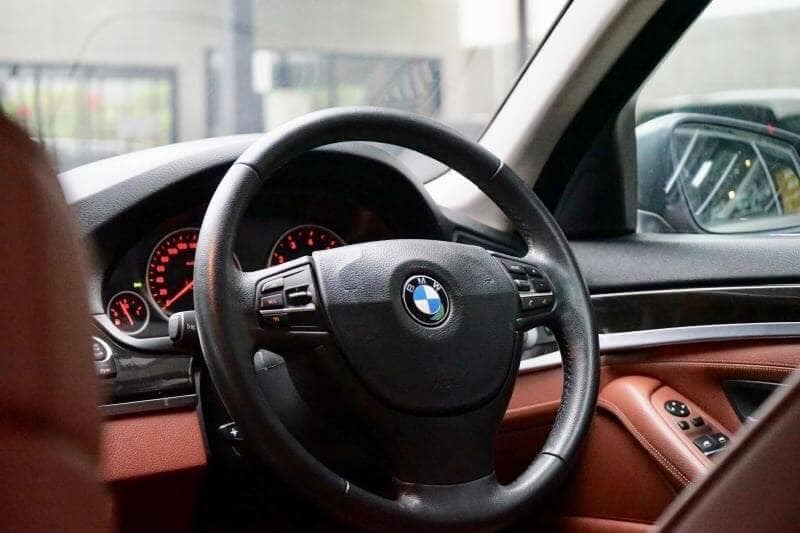 BMW 5 Series Gen6 F10 520i ปี 2013 สีเงิน (รูปที่ 18)