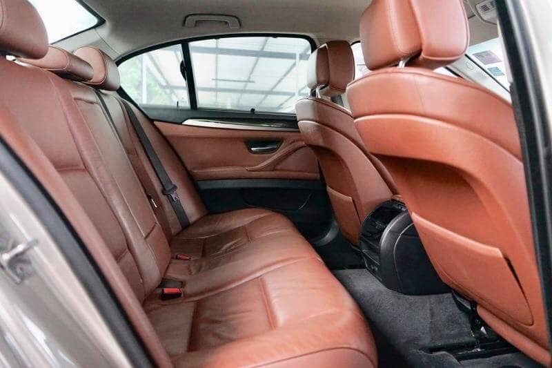 BMW 5 Series Gen6 F10 520i ปี 2013 สีเงิน (รูปที่ 14)