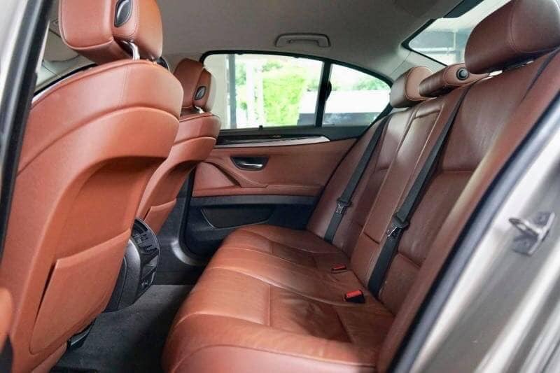 BMW 5 Series Gen6 F10 520i ปี 2013 สีเงิน (รูปที่ 13)