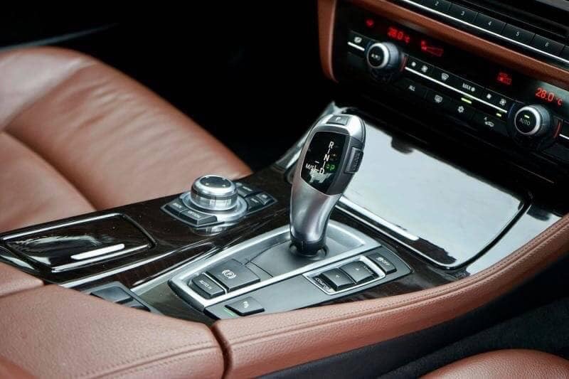 BMW 5 Series Gen6 F10 520i ปี 2013 สีเงิน (รูปที่ 16)