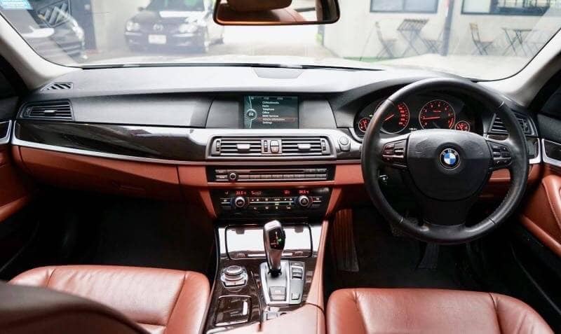 BMW 5 Series Gen6 F10 520i ปี 2013 สีเงิน (รูปที่ 8)