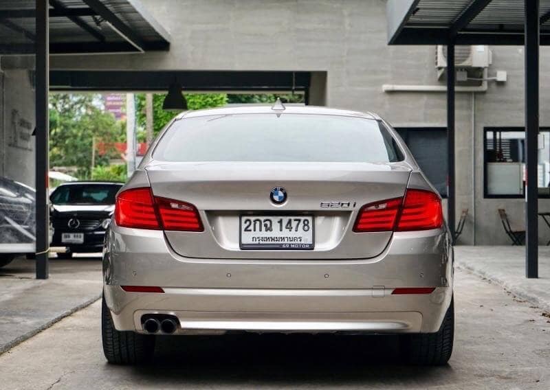 BMW 5 Series Gen6 F10 520i ปี 2013 สีเงิน (รูปที่ 9)