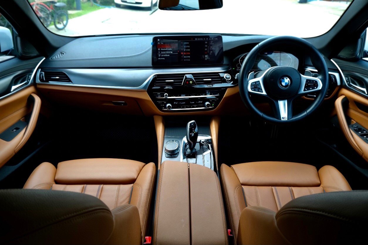 2021 BMW 5 Series G30 520d สีขาว (รูปที่ 20)