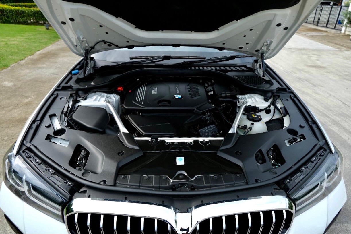 2021 BMW 5 Series G30 520d สีขาว (รูปที่ 9)