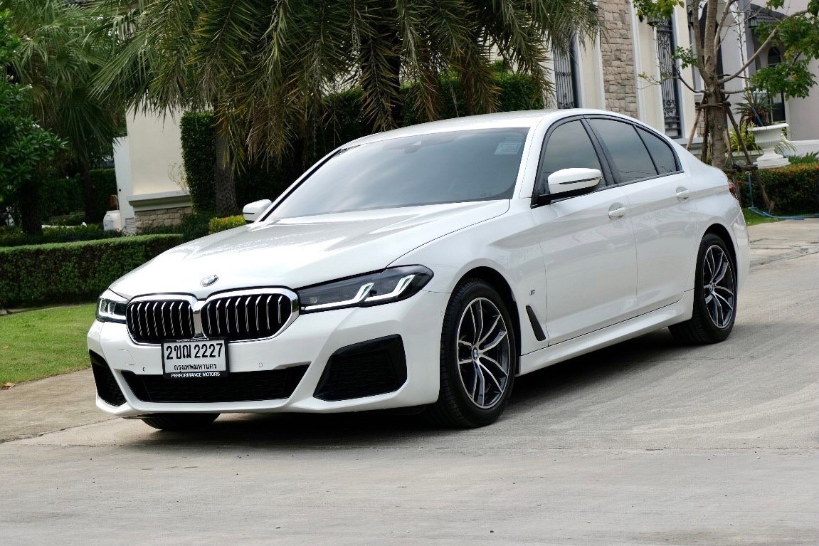 2021 BMW 5 Series G30 520d สีขาว (รูปที่ 19)