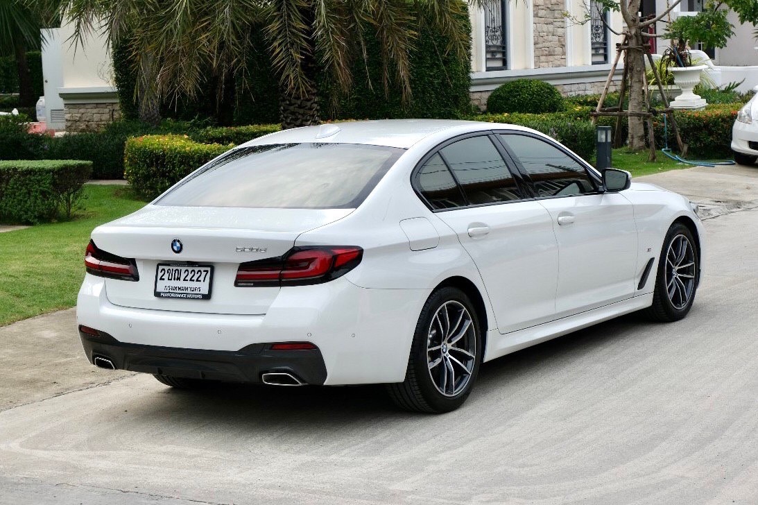 2021 BMW 5 Series G30 520d สีขาว (รูปที่ 18)