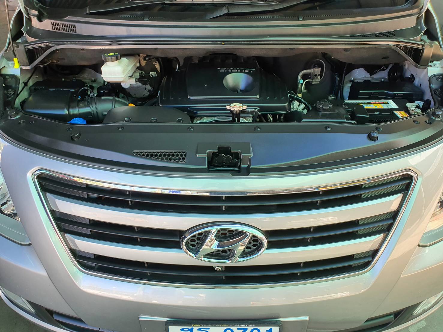 Hyundai H1 Touring ปี 2017 สีเทา เกียร์Auto มือ1 มีกล้องหน้า-หลัง วิ่งน้อยเช็คศูนย์