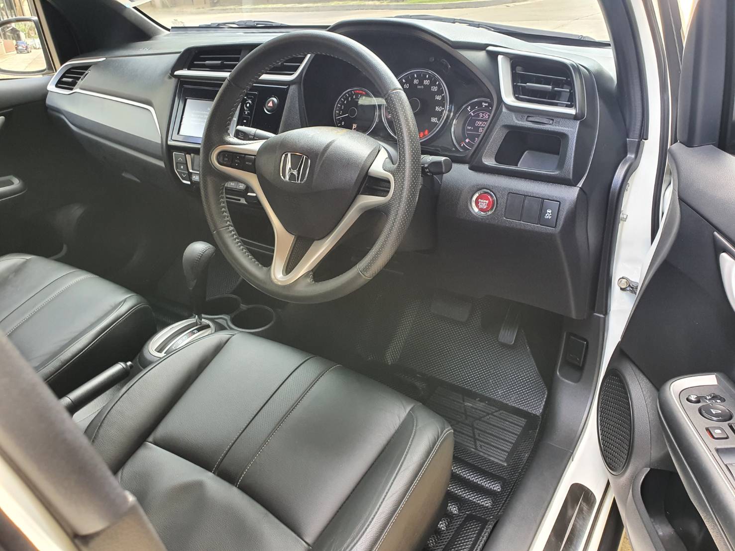 Honda BRV 1.5SV รุ่นTop ปี 2017 Auto สีขาว รถ7ที่นั่ง มือ1 เช็คศูนย์