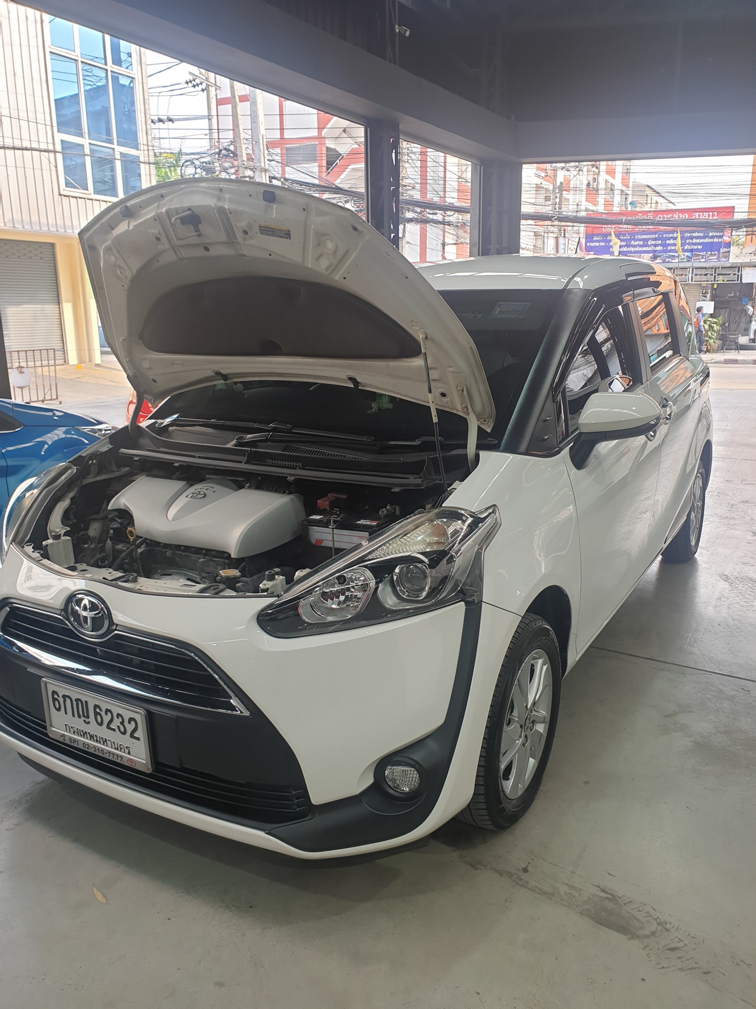 2017 Toyota Sienta G สีขาว (รูปที่ 2)