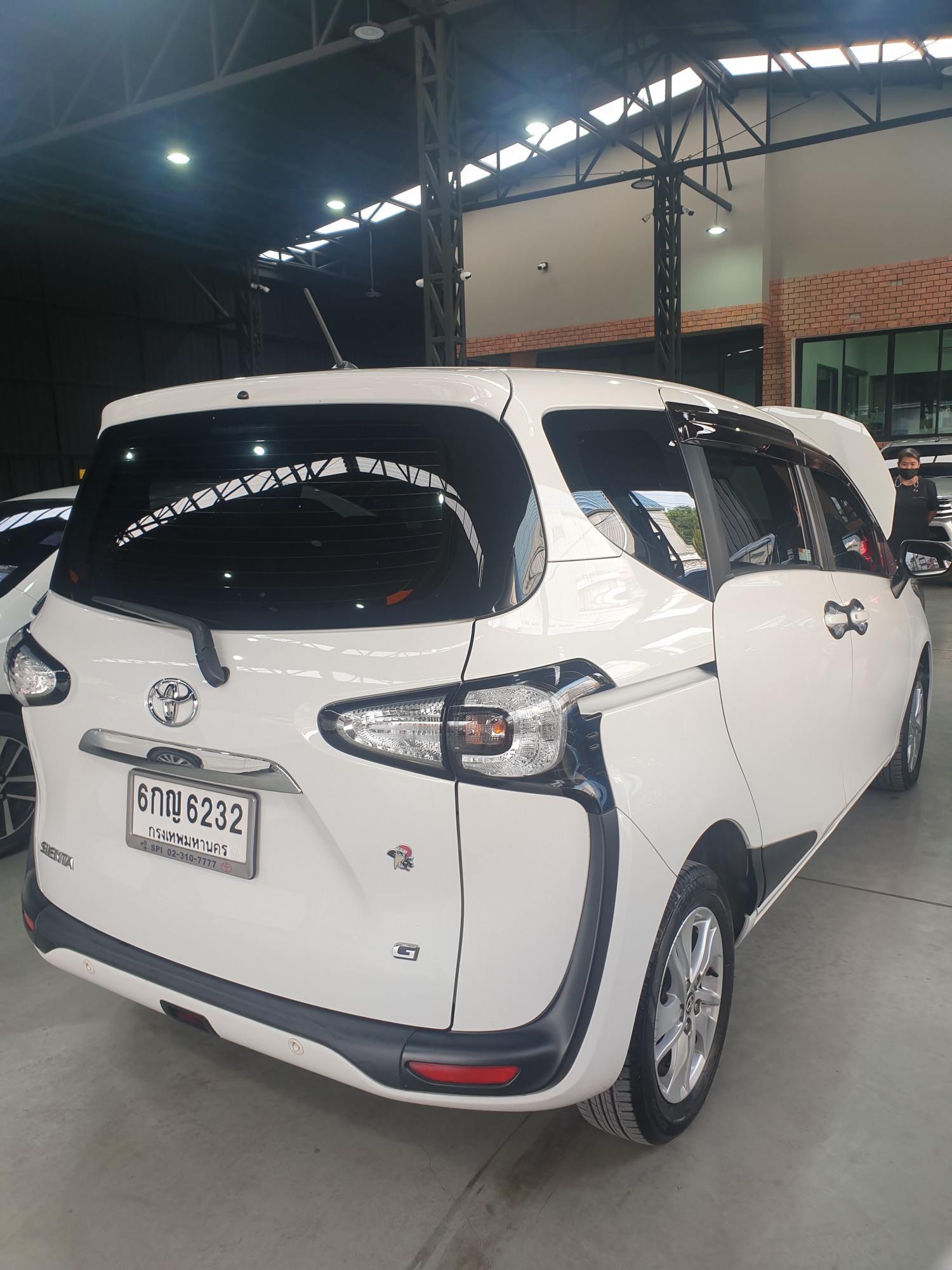 2017 Toyota Sienta G สีขาว (รูปที่ 3)