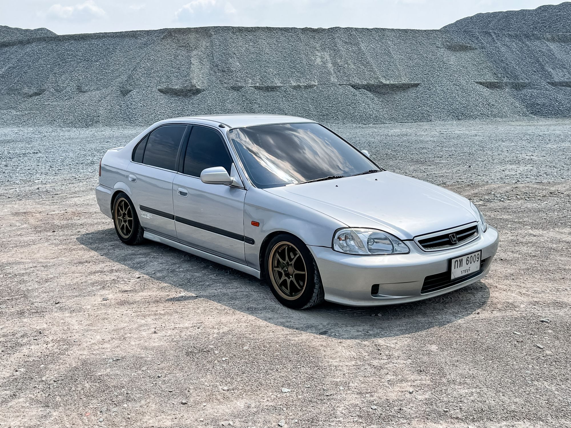 1999 Honda Civic EK โฉม 4 ประตู สีเงิน (รูปที่ 2)
