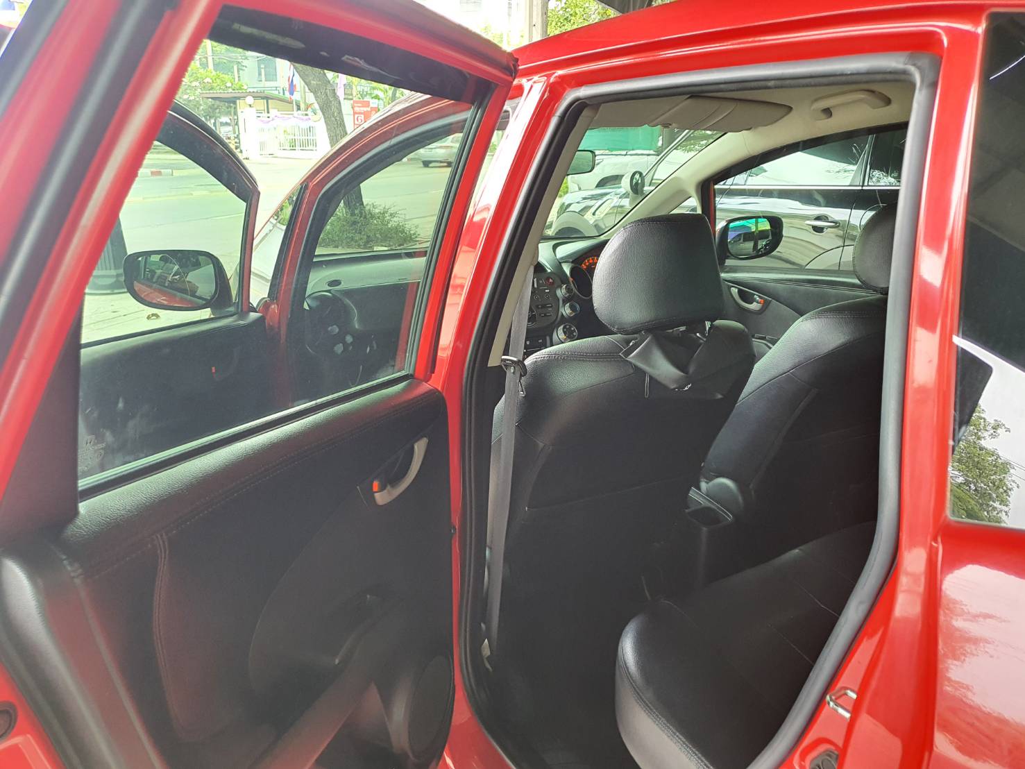 Honda Jazz 1.5V Auto ปี 2013 สีแดง รถมือ1 เช็คศูนย์